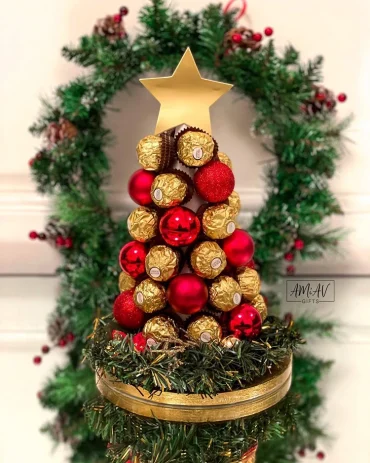 Pyramide aus Ferrero-Rocher und Christbaumkugeln