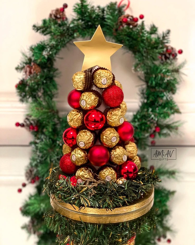 Pyramide aus Ferrero-Rocher und Christbaumkugeln