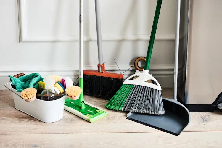 reinigungswerkzeug pflegen und fehler beim putzen der küche nicht begehen