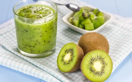 smoothie mit ganzen kiwis trotz flauschiger haut zubereiten und alle nährstoffe der frucht aufnehmen