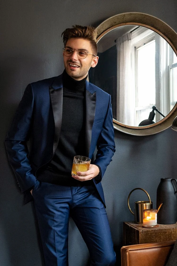 stilvolles silvester outfit herren dunkelblauer anzug für elegante dinnerparty geeignet