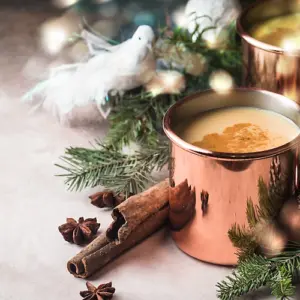 traditionelle weihnachtsgetränke mit beliebten zutaten wie zimt und eier als glücksbringende geschenkideen