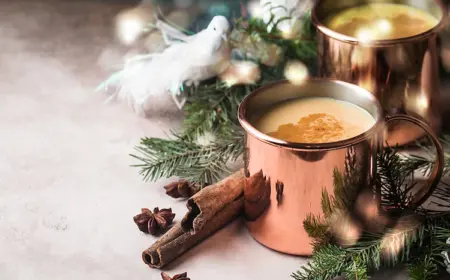 traditionelle weihnachtsgetränke mit beliebten zutaten wie zimt und eier als glücksbringende geschenkideen