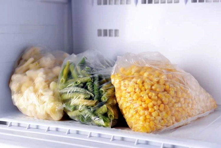 unbrauchbare essensreste in gefrierbeuteln einfrieren und als material für den kompost im winter verwenden