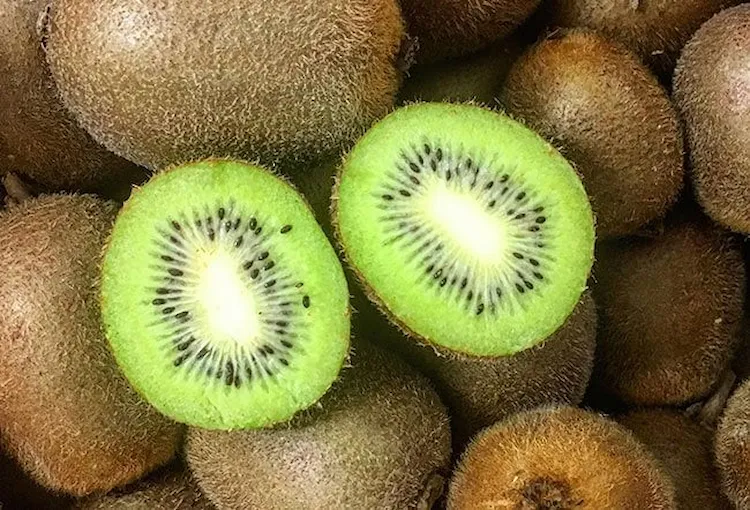 warum man kiwi mit schale essen sollte und wie die haare entfernen durch einfache methoden zum verzehr