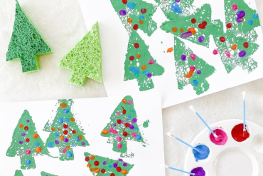 weihnachtsbilder mit kindern malen weihnachtsbäume mit schwamm