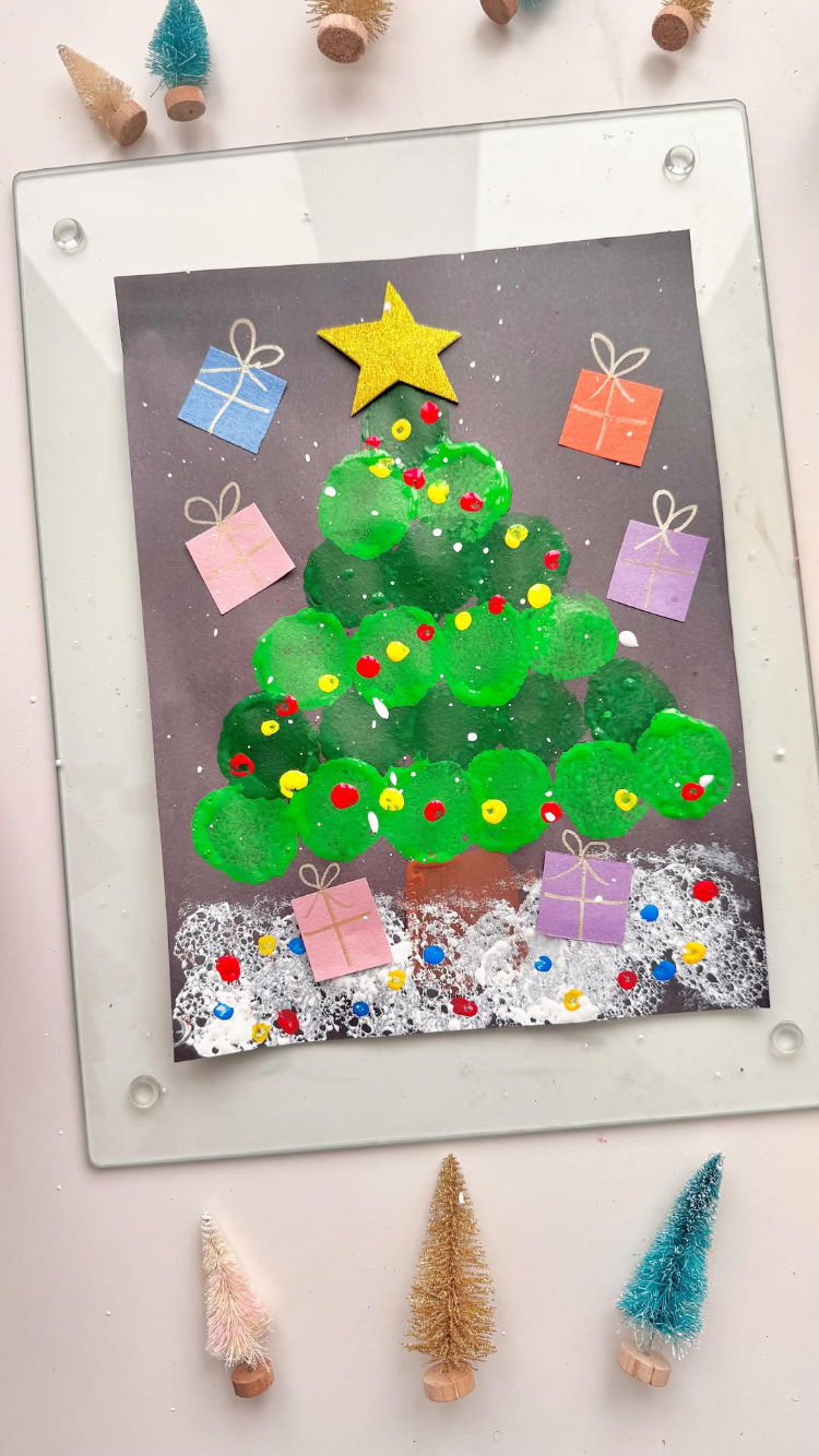 weihnachtsbilder mit kindern malen – weihnachtsbäume aus kreisschwämmen