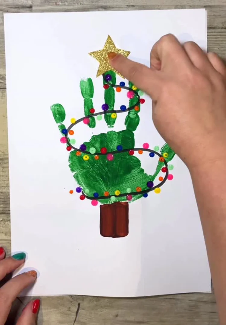weihnachtsbilder mit kindern malen – weihnachtsbaum aus handabdruck