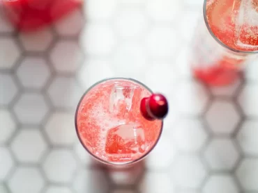 würzigen sekt cocktail zu silvester mit preiselbeeren und prikelndem schaumwein lecker zubereiten