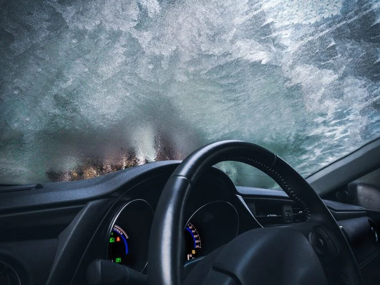 Autoscheibe von innen gefroren: Das können Sie tun, um vereisten Autotüren  und -scheiben vorzubeugen!
