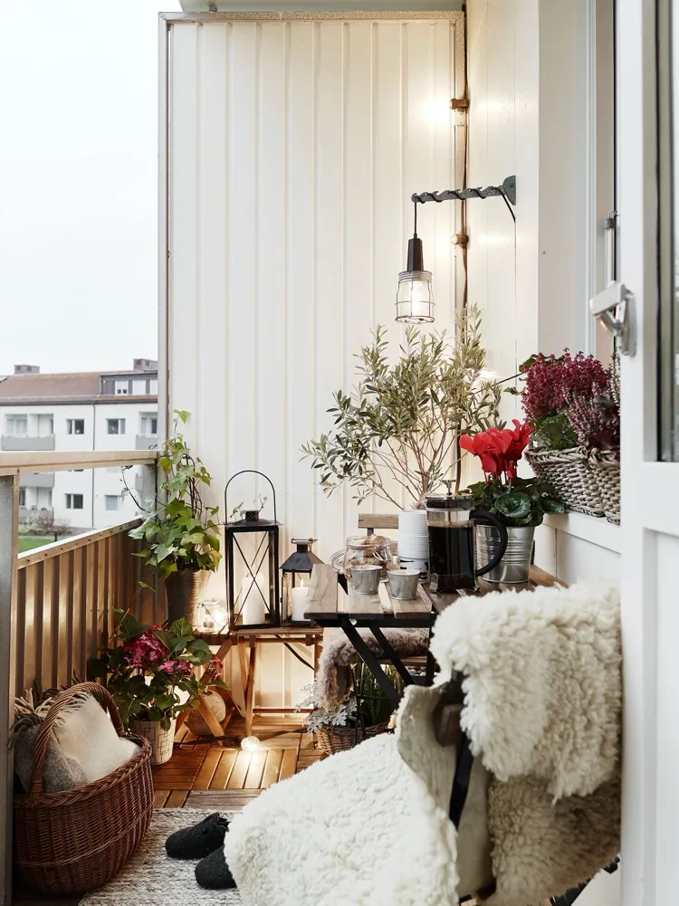 Balkon im Winter gestalten und dekorieren