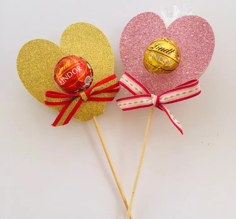 Basteln mit Lindor-Kugeln zum Valentinstag für Männer und Frauen - Stecker mit Herzen