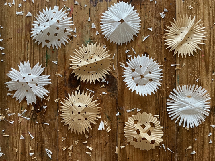 Basteln mit Muffinförmchen im Winter - Einfache Schneeflocken ausschneiden