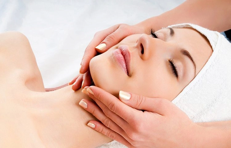 Bei dieser Art der Massage wird die Lymphe, eine Art Körperflüssigkeit, unter die Haut geleitet