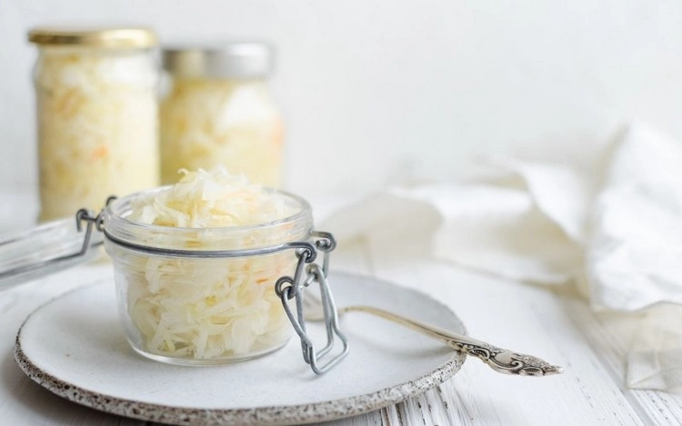Beim Intervallfasten sollten Sie probiotikareiche Lebensmittel wie Kefir und Sauerkraut verzehren