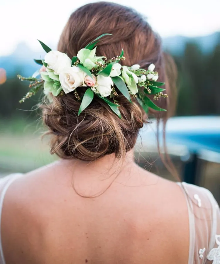 Braut-Accessoires Trends 2023 Blumen Haarschmuck Hochzeitsfrisuren