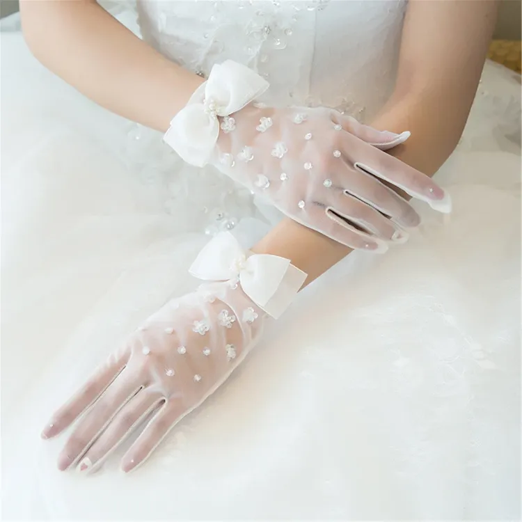 Braut-Accessoires Trends 2023 Hochzeitshandschuhe wie stylen