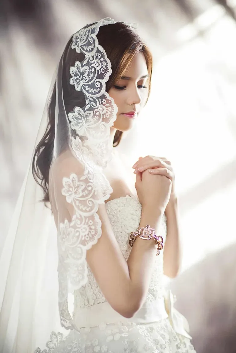 Braut-Accessoires Trends 2023 bestickte Hochzeitsschleider Modetrend