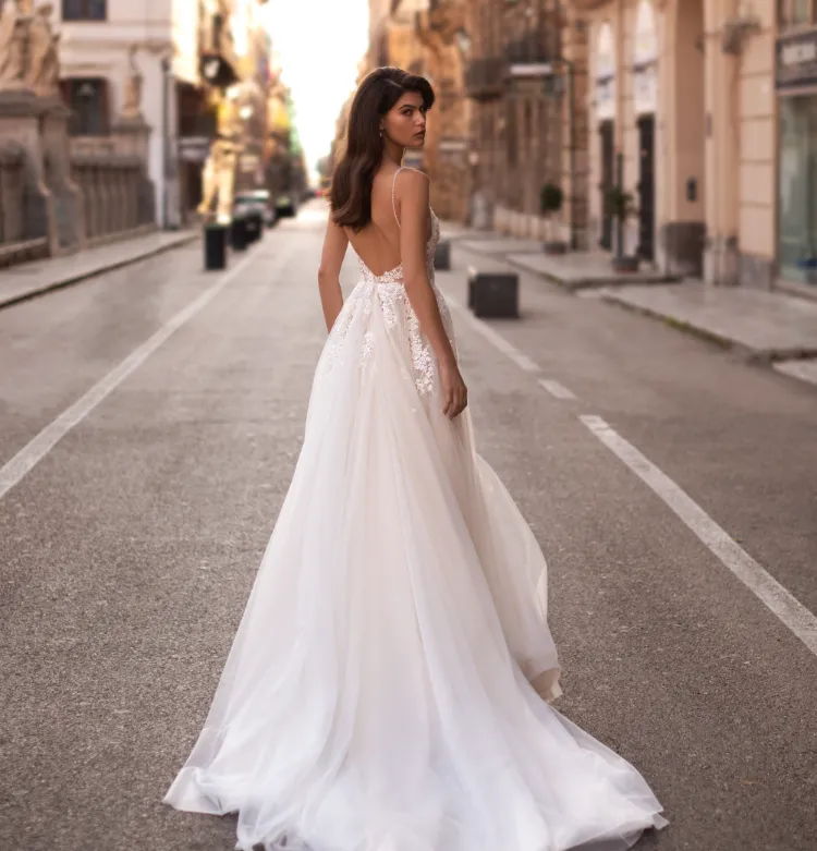 Brautkleider Trends 2023 Hochzeitskleid mit Rückenausschnitt