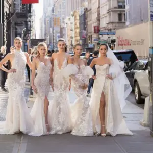 Brautmode Trends 2023 Hochzeitskleider mit Beinschlitz Trend