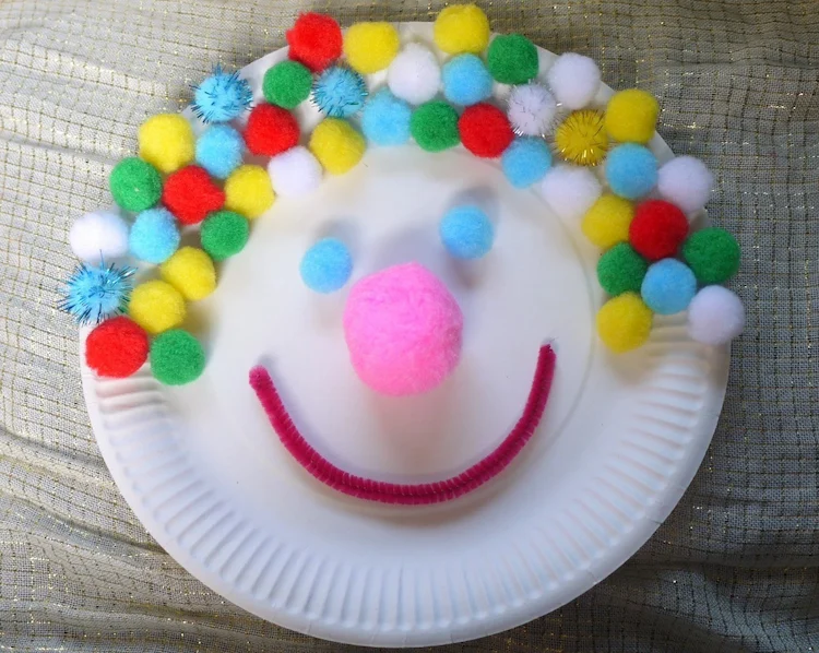 Clown Gesicht basteln mit Kindern - Probieren Sie diese einfachen und lustigen Bastelideen in der Winterzeit