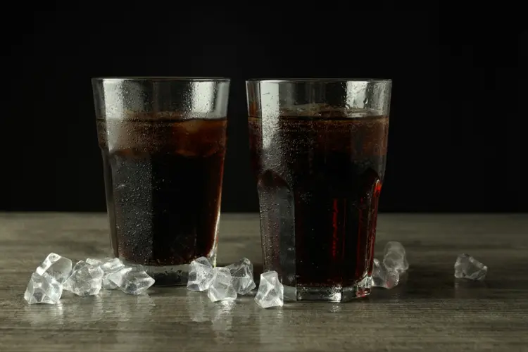 Cola als Reinigungsmittel - Einwirken lassen und abspülen