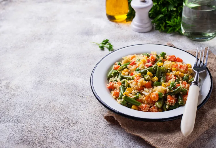 Couscous Salat mit Gemüse gesundes Essen für die Arbeit kalorienarmes Mittagessen Rezepte