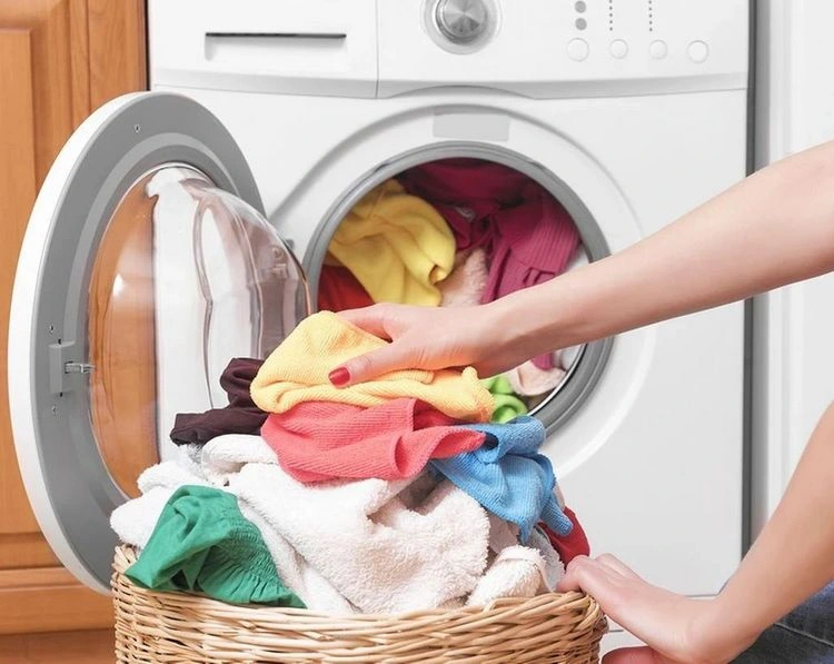 Die Überbeladung der Waschmaschine kann die Ursache für kleine Löcher in der Kleidung sein