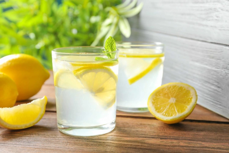 Die im Zitronensaft enthaltene Zitronensäure kann dazu beitragen, Nierensteine zu verhindern
