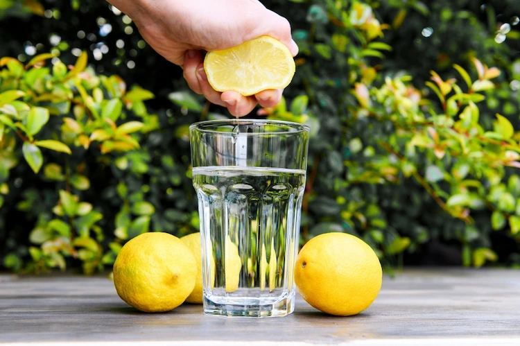 Durch Zugabe von Zitrone zu heißem oder kaltem Wasser können Sie es schmackhafter machen