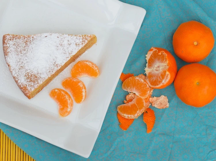 Ein Stück Mandarinen-Kuchen ohne Mehl