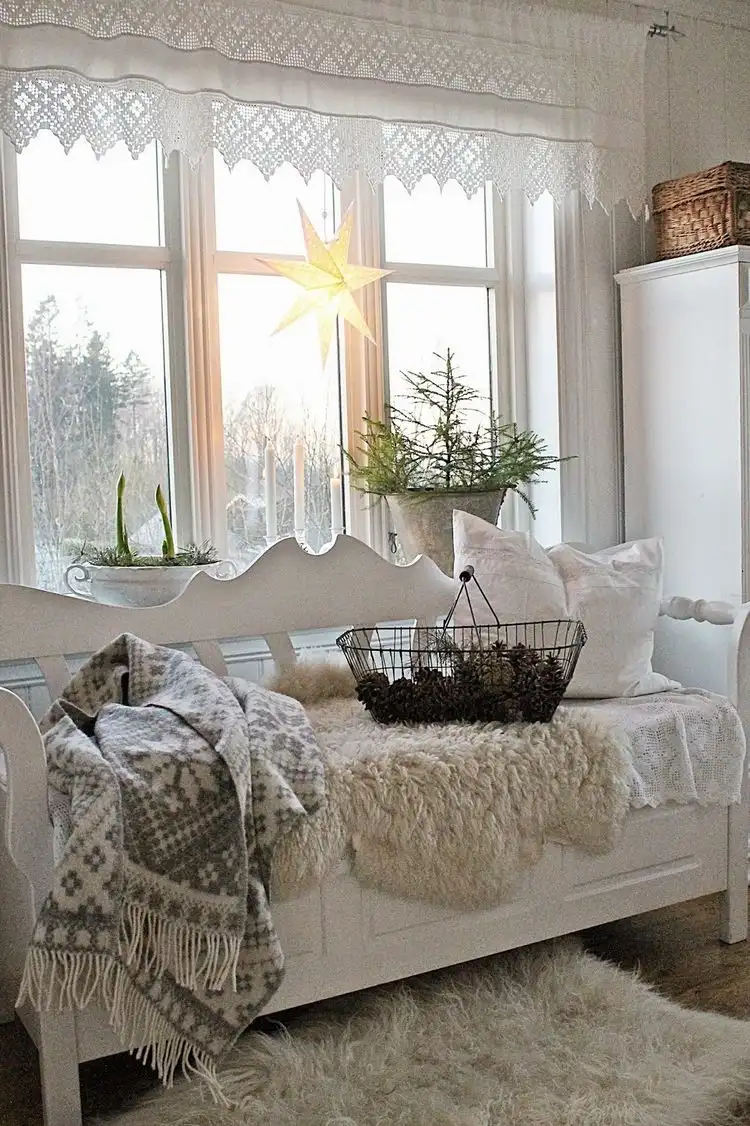 Ein Wohnzimmer nach Weihnachten gemütlich machen mit Deko und Stoffen