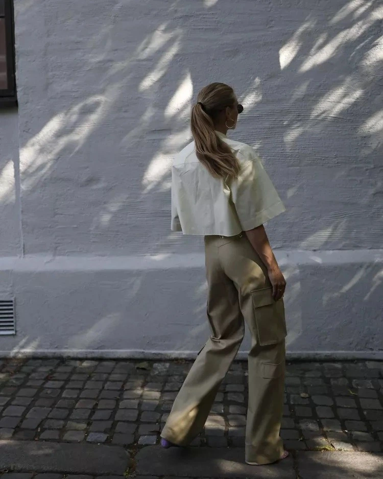 Ein weißes Hemd oder eine helle, elegante Bluse ist oft der Retter des Outfits
