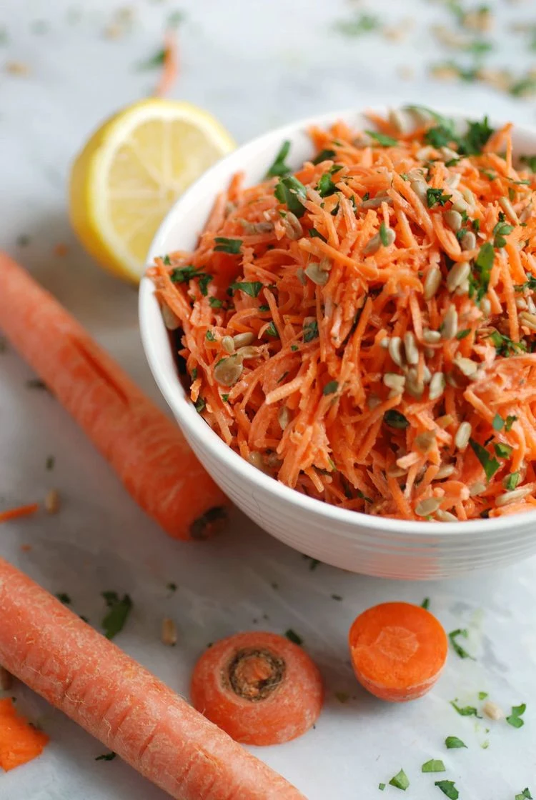 Der Karottensalat mit Zitronendressing gehört zu den einfachsten Detox-Gerichten