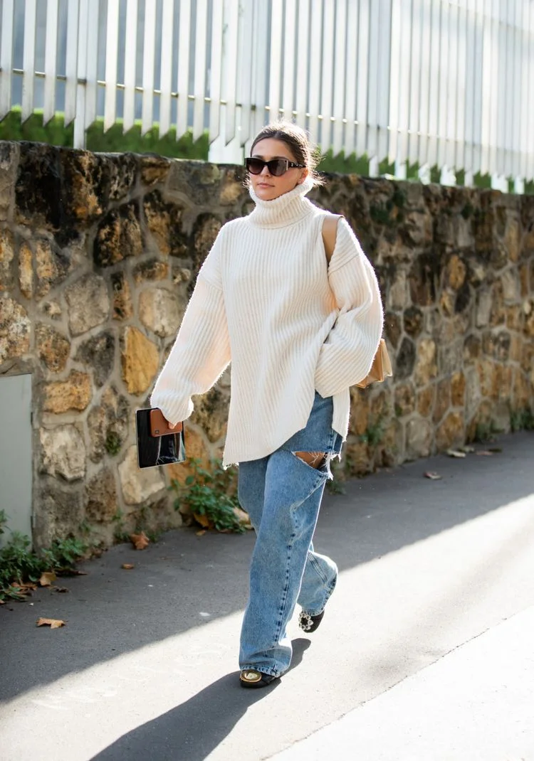 Einfaches und bequemes Outfit mit Jeans und übergroßem Pullover