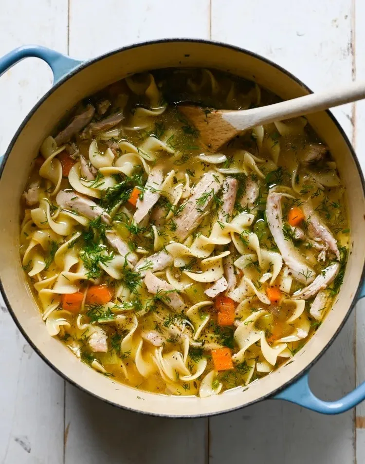 Extrem nahrhafte und köstliche Hühner-Nudel-Suppe