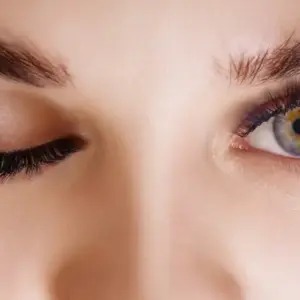 Falsche Wimpern je nach Augenform und -abstand wählen - Tipps fürs Styling