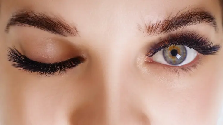 Falsche Wimpern je nach Augenform und -abstand wählen - Tipps fürs Styling