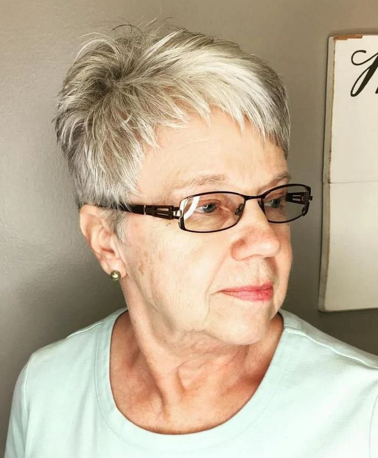 Flotte Frisuren 2023 für Frauen ab 70 mit Brille - Pixie Cut für dünnes Haar
