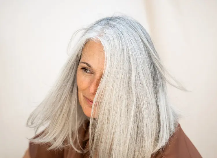 Gelbstich im grauen Haar im Alter entfernen