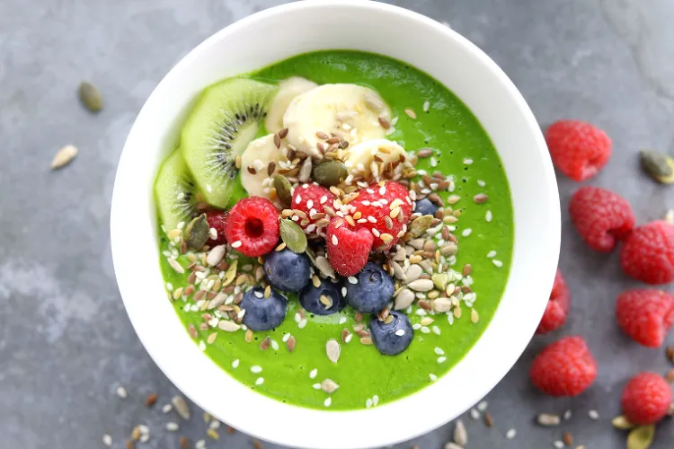 Green Smoothie Bowl Rezept kalorienarmes Frühstück Rezepte zum Abnehmen