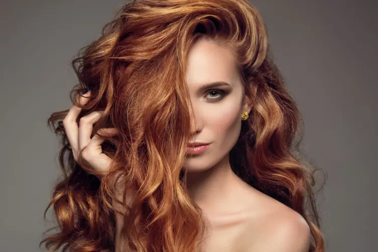 Haarfarben 2023 - Trends für Damen in Rot, Blond und Brünett
