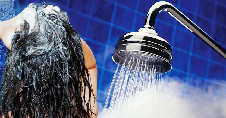 Haarpflege Fehler - Sie waschen Ihr Haar mit heißem Wasser
