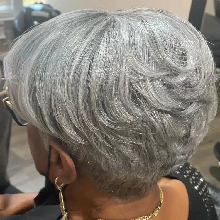 Haarschnitte für ältere Damen - Feather Pixie Cut