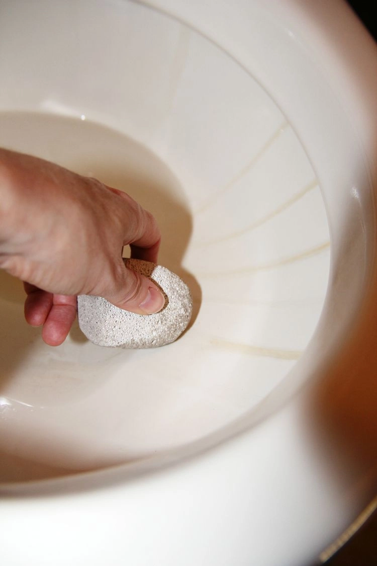 Hartnäckigen Wasserrand in der Toilette entfernen mit Bimsstein