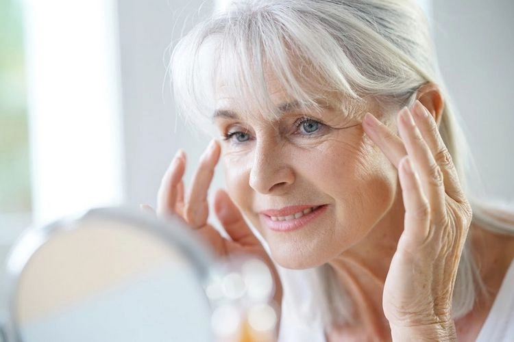 Hautpflege im Winter für ältere Frauen - Mit diesen Tipps pflegen Damen ab 60 und 70 ihre reife Haut richtig