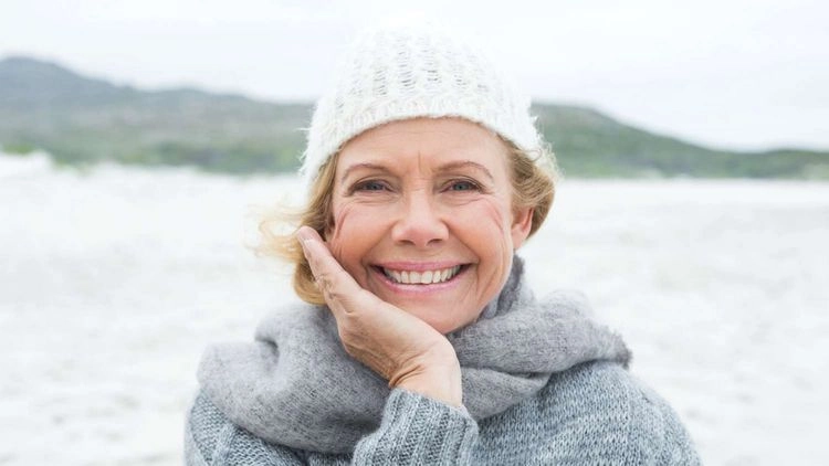 Hautpflege im Winter für ältere Frauen - reife Haut bedecken