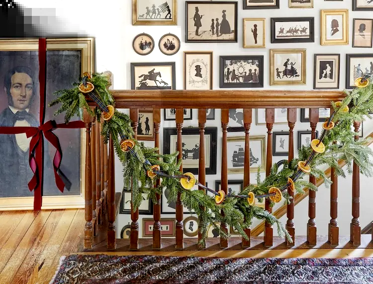 Ihr Treppenhaus erhält durch Girlanden aus getrockneten Zitrusfrüchten und Grünzeug einen winterlichen Touch