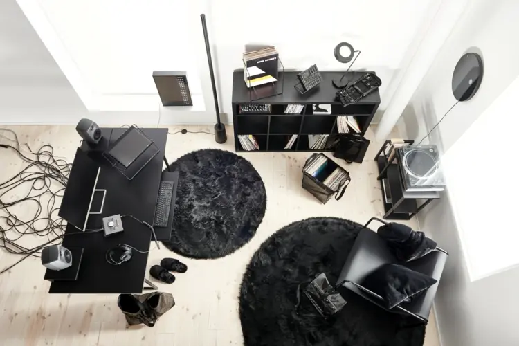 Ikea Neuheiten 2023 - OBEGRÄNSAD in Schwarz mit Teppichen, Möbeln und Plattenspieler
