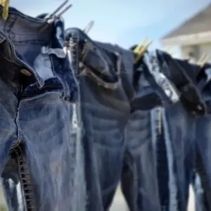 Jeans in den Trockner stecken - ja oder nein